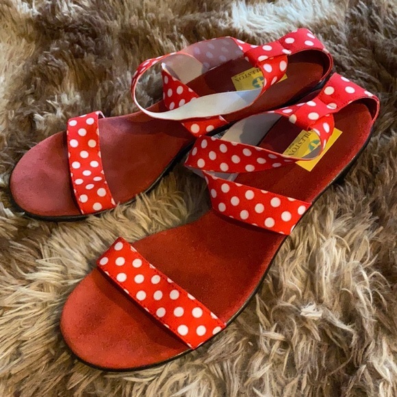 Charleston Shoe Co red / white polka‎ dot heels - Picture 1 of 5
